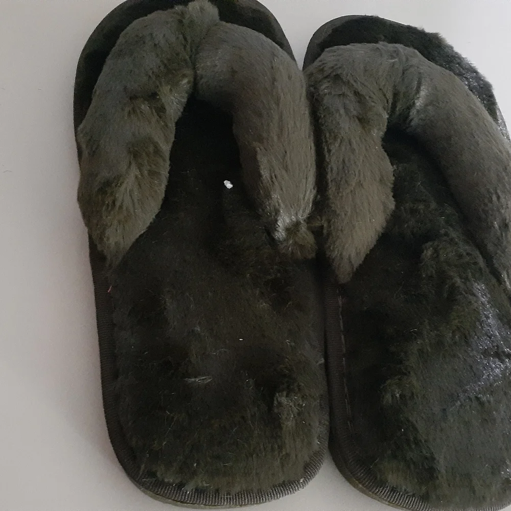 SOLD OUT Furry Sandals - Picture 5 of 10